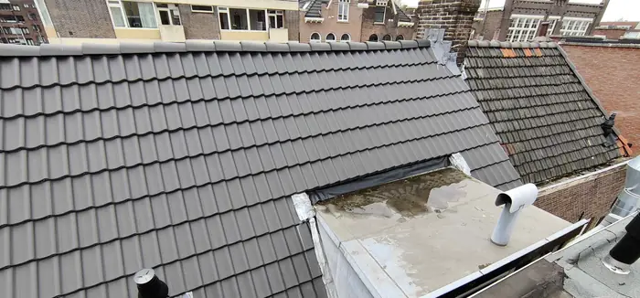 Pannendak met platte aanbouw