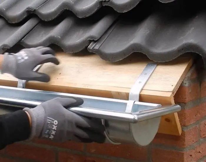 Zinken hanggoot wordt op beugels gemonteerd